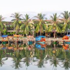 Râul din Hoi An găzduiește bărci locale, creând priveliști pitorești printre poduri vechi, piețe și case tradiționale din orașul istoric.