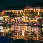 Noaptea, Hoi An strălucește între felinare colorate de-a lungul râului Thu Bon și gondole lente care reflectă lumini romantice în orașul istoric vietnamez.