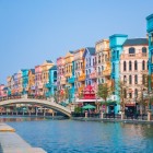 Gondolele alunecă de-a lungul unui canal de 830 de metri, mărginit de fațade în stil mediteranean și un pod pietonal elegant care unește malurile.