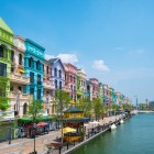 „Mica Veneție” din Hanoi, situată în complexul Mega Grand World, este un cartier inspirat de Italia, cu canale, gondole și fațade în culori pastelate.