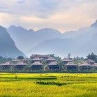 Ecolodge-ul din Mai Châu se integrează între dealuri și câmpuri de orez, oferind un sejur cufundat în natură și în tradiția satelor locale vietnameze.
