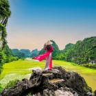Câmpurile de orez din Tam Cốc se întind printre râuri și munți carstici, creând peisaje verzi spectaculoase, caracteristice Vietnamului rural.