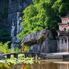 Pagoda Bích Động din Ninh Bình, încadrată între munți carstici, este un complex istoric care combină spiritualitatea, arhitectura tradițională și peisajele naturale.