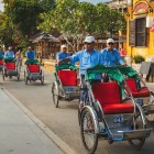 Cyclo-ul, ricșa tradițională din Hanoi, este un simbol al orașului care permite descoperirea lentă a străzilor sale istorice și a atmosferei autentice vietnameze.