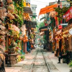 Șinele străzii Hanoi Train Street trec printre case coloniale din 1902, unde trenul și viața de zi cu zi coexistă printre suveniruri, biciclete și miros de cafea.