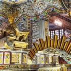 Mormântul Regelui Khai Dinh din Hué fascinează prin interioare elaborate, mozaicuri strălucitoare și statuia de bronz a împăratului, simbol al eleganței și puterii.