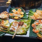 Street food vietnamez printre străzi înguste și tarabe: supe, tăiței și gustări tradiționale care povestesc cultura culinară a Vietnamului.
