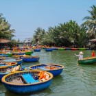 În Hoi An, turul cu coșuri tradiționale oferă o experiență unică printre ape liniștite, sate de pescari și peisaje autentice ale lagunei.