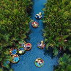 În satul Cam Thanh, bărcile tradiționale din bambus alunecă printre mangrove și canale, arătând viața fluvială autentică a Vietnamului.