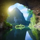 Peșterile din Tam Cốc se deschid printre formațiuni carstice spectaculoase, cu râuri care le traversează și peisaje naturale uimitoare.