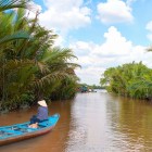 Excursie la Ben Tre printre canale și livezi: tur cu barca pe Delta Mekongului printre palmieri, piețe și sate mici în mijlocul naturii vietnameze.