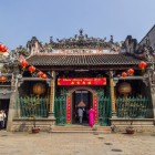 Pagoda Thien Hau din Saigon, dedicată zeiței mării, prezintă artă chineză, felinare roșii și fresce între devoțiune și cultură locală.
