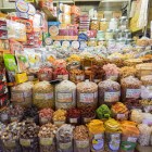 La Piața Binh Thay se vând fructe tropicale, legume proaspete, condimente, pește și produse artizanale tipice Deltei Mekongului.