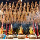 În interiorul Pagodei Thien Hau din Saigon, aroma tămâiei plutește printre statui chinezești și fresce, creând o atmosferă sacră și sugestivă.