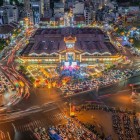 Vedere aeriană a Pieței Bến Thành din Ho Chi Minh, cu clădiri moderne, transport și infrastructură energetică, care arată dezvoltarea urbană a orașului.