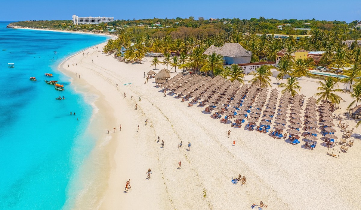 Kendwa Rocks Beach Hotel - Structura în stil tropical este înconjurată de o grădină plină de palmieri, cu bungalow-uri pe malul plajei și o alee nisipoasă care duce către zonele comune.