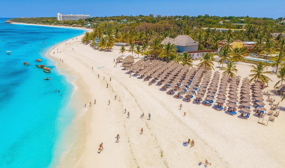 Kendwa Rocks Beach Hotel - Plaja superbă și marea minunată din fața resortului, văzute din dronă
