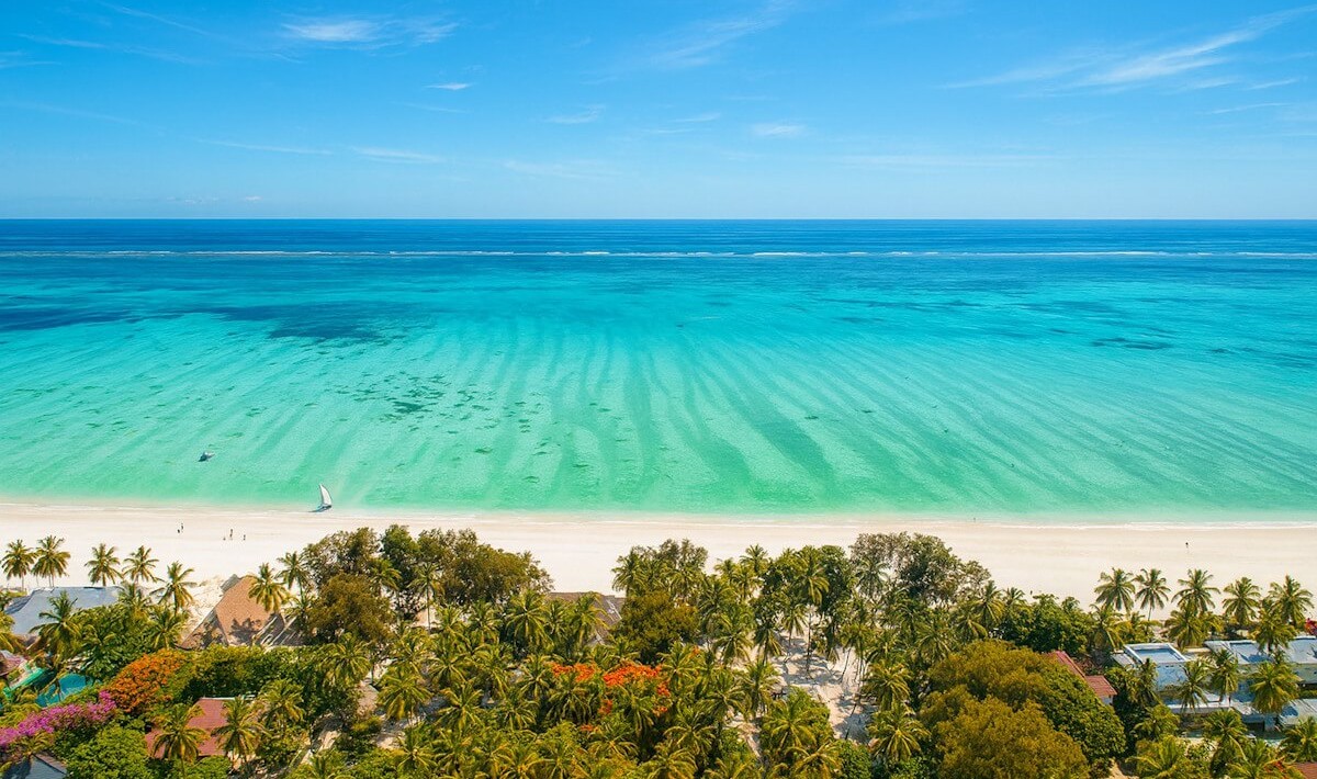 Kinazi Upepo Beach Hotel - Oferă bungalowuri pe plajă, înconjurate de palmieri, nisip alb și ape turcoaz, o atmosferă relaxată, un restaurant cu vedere la ocean și autenticitate zanzibară.