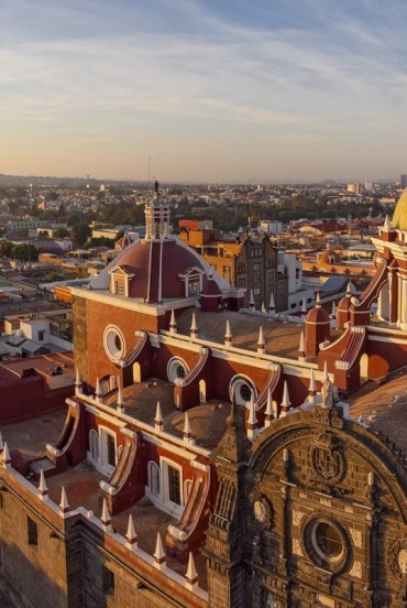 Centrul istoric al orașului Puebla încântă prin piețe elegante, o catedrală barocă impunătoare, străzi colorate, piețe de artizanat și o atmosferă vie și autentică.