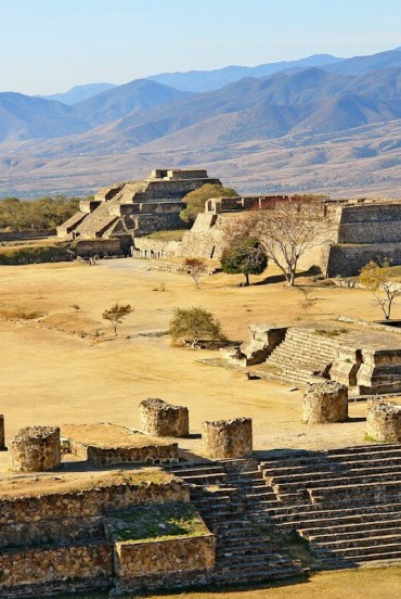 Monte Albán, un impresionant sit precolumbian din Oaxaca, domină o vale spectaculoasă cu terase, piramide și vechi piețe ceremoniale. Un loc sacru plin de istorie zapotecă.