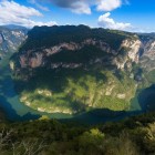 Vedere aeriană impresionantă a Canionului Sumidero din Chiapas, o prăpastie stâncoasă grandioasă ce înconjoară un râu smarald. Unul dintre cele mai spectaculoase și vizitate locuri naturale din Mexic.