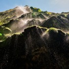 Cascadurile din Canionul Sumidero curg ușor peste stâncile acoperite de mușchi, formând picături strălucitoare în lumina soarelui. Un colț magic din Chiapas, unde natura și lumina se contopesc într-un peisaj fermecător.