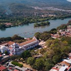Chiapa de Corzo văzută de sus își dezvăluie centrul colonial fermecător, situat pe malul râului Grijalva, cu acoperișuri roșii, vegetație bogată și bărci de-a lungul malurilor Chiapasului