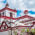 Biserica Santo Domingo de Guzmán din Chiapa de Corzo îmbină o fațadă colonială, detalii baroce și nuanțele roșiatice specifice regiunii. Unul dintre cele mai emblematice locuri dintre pueblos mágicos ale Mexicului.