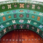 Motife tradiționale vii împodobesc portalul bisericii: flori, cruci colorate și simboluri tzotzil pictate manual creează un arc încărcat de cultură și spiritualitate.