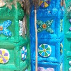 Reliefe florale vibrante și simbolurile tzotzil de pe portalul din San Juan Chamula, pictate în nuanțe strălucitoare de verde, albastru și bleu, reflectă identitatea spirituală și simbolică a poporului tzotzil.