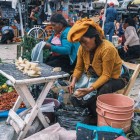 Femei indigene mexicane în piața din San Cristóbal de Las Casas expun legume proaspete pe țesături artizanale colorate, păstrând vii tradiții străvechi într-o atmosferă autentică și vibrantă.