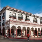 Primăria din San Cristóbal, adesea numită „Palacio de Gobierno”, este o clădire neoclasică cu o serie de arcade susținute de coloane toscane colorate.