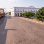 Palatul municipal alb din Tehuantepec domină piața centrală cu porticurile sale elegante, fiind înconjurat de străzi coloniale, arbori umbriți și atmosfera vibrantă a sudului Mexicului.
