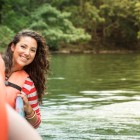 O plimbare cu barca prin Canionul Sumidero aduce zâmbete și natură neatinsă: ape liniștite, pereți impunători și vegetație luxuriantă care învăluie fiecare clipă a călătoriei.