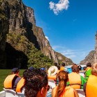 A naviga cu barca cu motor prin Canionul Sumidero înseamnă a traversa stânci uriașe de sute de metri, înconjurat de natură sălbatică, ape verzi și peisaje spectaculoase din Chiapas.