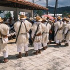 Poporul tzotzil, o comunitate indigenă din zonele înalte ale Chiapasului, vorbește limba mayașă Tzotzil una dintre cele 31 încă vii — păstrând tradițiile și identitatea ancestrală.