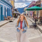 San Cristóbal de Las Casas, unde centrul istoric păstrează intact stilul colonial spaniol: străzi din piatră, acoperișuri roșii, balcoane cu flori și fațade colorate.