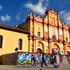 Catedrala din San Cristóbal de la Casas, cu fațada barocă galben-roșiatică și muraluri colorate la bază, domină piața prin farmecul său colonial unic din regiunea Chiapas.
