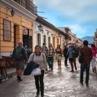 San Cristóbal de las Casas, Mexic - o stradă a orașului istoric de munte, caracterizată prin arhitectură colonială vibrantă și alei înguste pavate cu piatră din sudul Mexicului.
