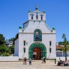 Biserica Sfântul Ioan Botezătorul din San Cristóbal nu mai aparține diecezei locale: locuitorii practică ritualuri tradiționale proprii, păstrând o spiritualitate profundă legată de identitatea lor culturală.