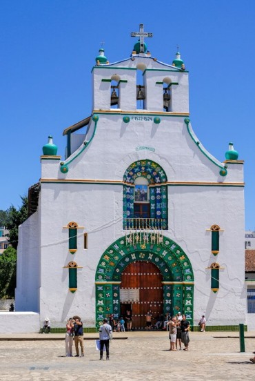 Biserica Sfântul Ioan Botezătorul din San Cristóbal nu mai aparține diecezei locale: locuitorii practică ritualuri tradiționale proprii, păstrând o spiritualitate profundă legată de identitatea lor culturală.