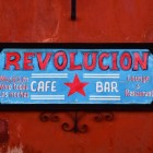 Firma plină de culoare a restaurantului Revolución iese în evidență pe pereții roșii coloniali, invitând vizitatorii într-un loc animat cu café-bar, lounge și muzică live în fiecare seară, în inima orașului San Cristóbal.