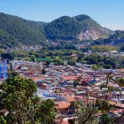 Chiapa de Corzo, unul dintre cele mai vechi orașe din Chiapas, îmbină arhitectura colonială, tradițiile indigene și celebra fântână mudéjar, pe malul râului Grijalva, aproape de Canionul Sumidero.