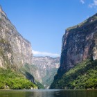 Canionul Sumidero din Chiapas se deschide într-o prăpastie impunătoare, cu pereți verticali ce se ridică sute de metri deasupra râului verde. Un peisaj măreț și sălbatic, simbol natural al Mexicului.