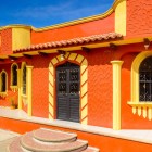 Casele din Zinacantán, în Chiapas, prezintă o arhitectură simplă și colorată, cu fațade decorate și culori vii, acoperișuri joase și detalii artizanale ce reflectă cultura și tradițiile tzotzil.