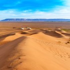 În deșertul Tizi, lângă Zagora, tabere berbere printre dune și liniște. Corturi cu covoare și felinare, lumini difuze și cer înstelat oferă o experiență autentică.