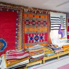 Covoare Taznakht din lână Siroua, țesute manual (kilim sau fir scurt) cu vopsele naturale. Moi și rezistente, reflectă tradiția artizanală marocană.