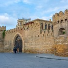 Zidurile vechi din Icherisheher, Baku, spun o istorie de secole. Fortificații medievale bine conservate ce păstrează farmecul autentic al orașului vechi.