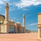 Moscheea Bibi Heybat din Baku impresionează prin eleganță și minaretele sale suple. Un important loc spiritual din Azerbaidjan, bogat în istorie și arhitectură sugestivă.