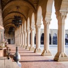 Caravanserai antic în Baku, cu arcade elegante și curte istorică. Un loc sugestiv ce evocă tradiția Drumului Mătăsii în inima Azerbaidjanului.